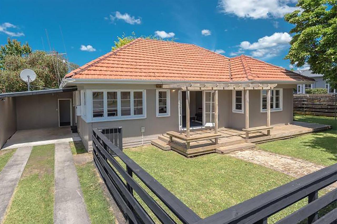 Family Home On Cook Street Hamilton Exterior photo